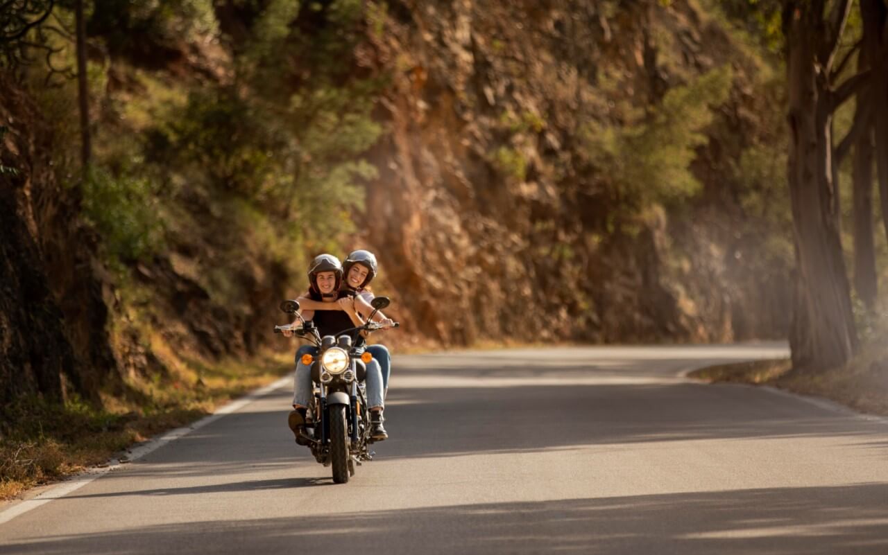 casal a dar um passeio de moto de fim-de-semana