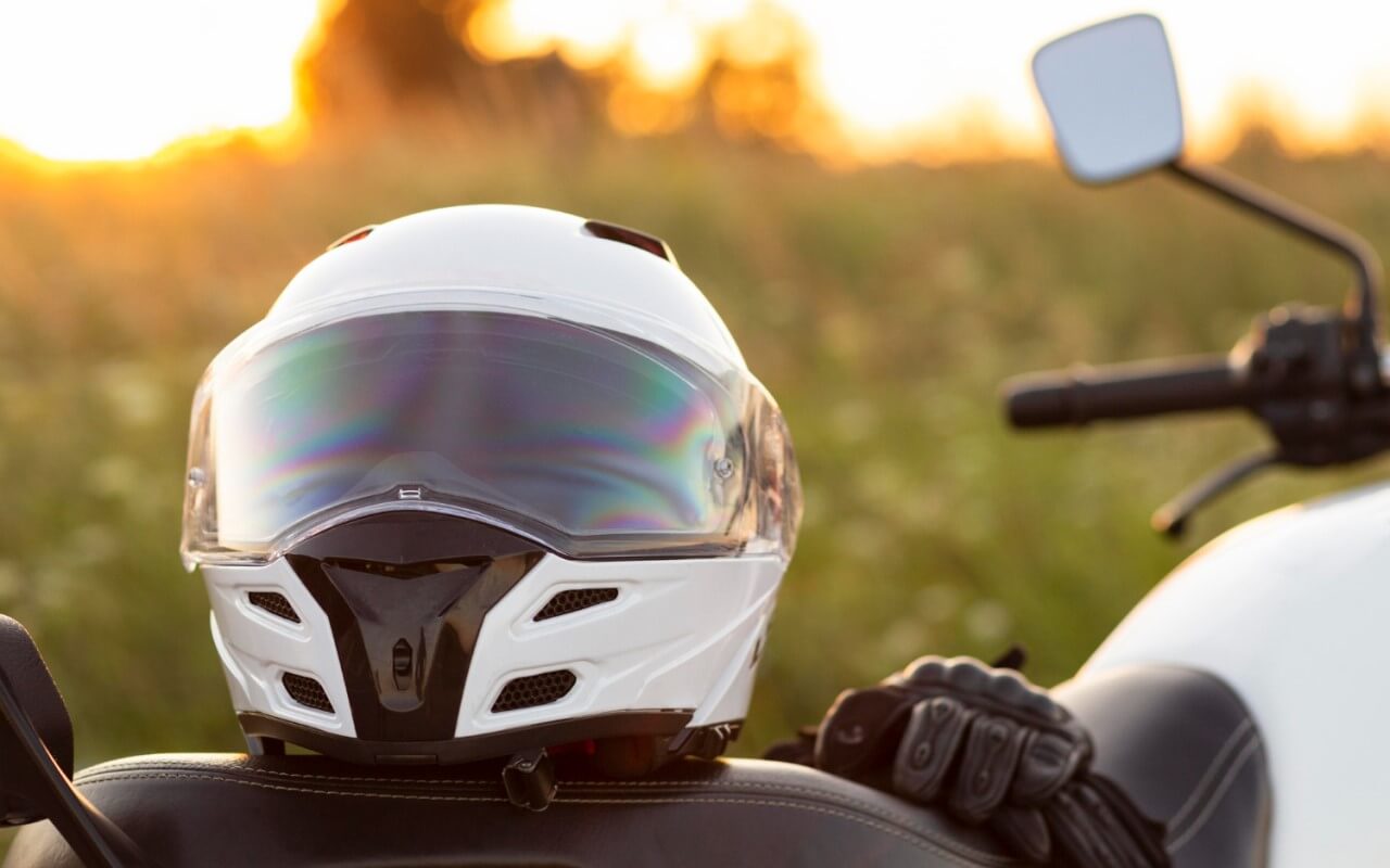 capacete de moto em cima de moto