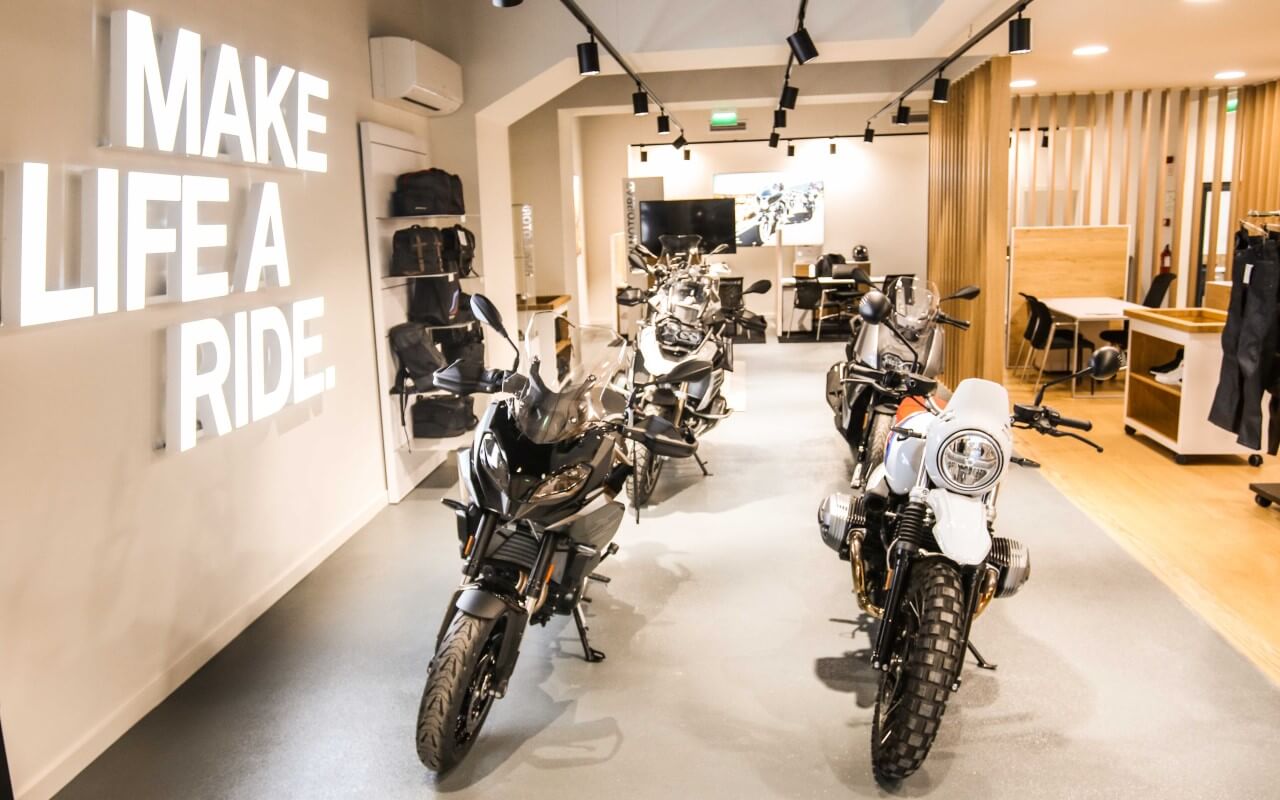 parede make life a ride e corredor da loja BMW Motorrad na Praça de Londres em Lisboa