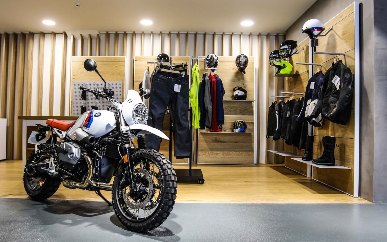 interior da loja BMW Motorrad na Praça de Londres em Lisboa
